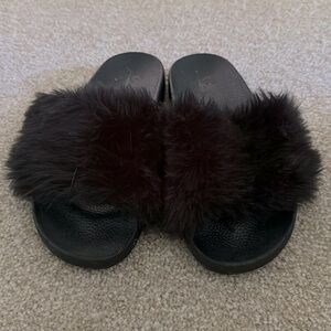 Women’s Size 8 Black Fuzzy Slides